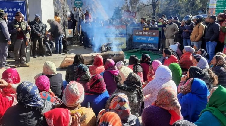 Joshimath: दरकते पहाड़ ने थामी जिंदगी की रफ्तार, आक्रोशित लोगों ने निकाला जुलूस, चक्काजाम के चलते फंसे पर्यटक प्रदर्शन