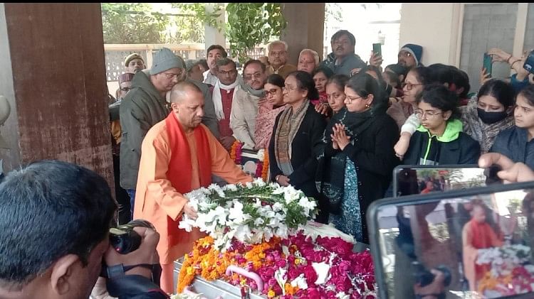 Prayagraj : पूर्व राज्यपाल केशरीनाथ पंचतत्व में विलीन, शवयात्रा में उमड़ी भारी भीड़, बेटे ने दी मुखाग्नि Former Governor Kesrinath merged in Panchatatva gathered in the funeral son lit