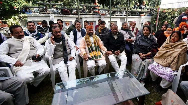 Prayagraj : पूर्व राज्यपाल केशरीनाथ पंचतत्व में विलीन, शवयात्रा में उमड़ी भारी भीड़, बेटे ने दी मुखाग्नि Former Governor Kesrinath merged in Panchatatva gathered in the funeral son lit