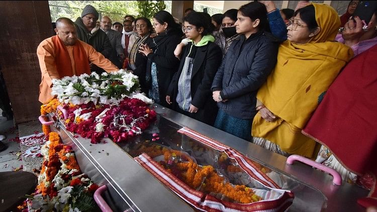 Prayagraj : पूर्व राज्यपाल केशरीनाथ पंचतत्व में विलीन, शवयात्रा में उमड़ी भारी भीड़, बेटे ने दी मुखाग्नि Former Governor Kesrinath merged in Panchatatva gathered in the funeral son lit