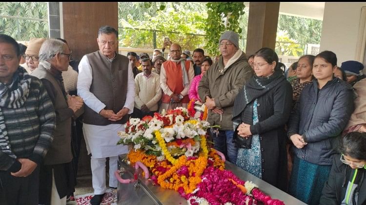 Prayagraj : पूर्व राज्यपाल केशरीनाथ पंचतत्व में विलीन, शवयात्रा में उमड़ी भारी भीड़, बेटे ने दी मुखाग्नि Former Governor Kesrinath merged in Panchatatva gathered in the funeral son lit