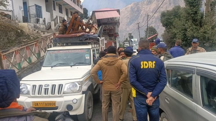 Joshimath: एसडीआरएफ ने खाली कराए घर, आंखों में आंसू और यादें समेटे निकल पड़े लोग, दर्द बयां करती तस्वीरें घर खाली कराती एसडीआरएफ