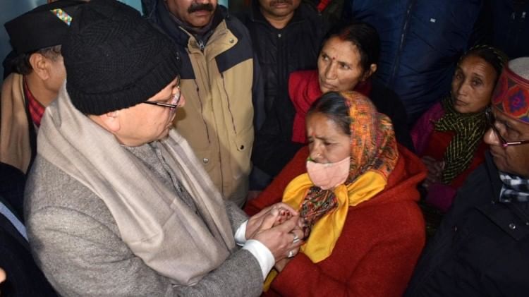 Joshimath Crisis: हालात का जायजा लेने पहुंचे सीएम, नृसिंह मंदिर में पूजा के बाद अब ITBP जवानों से मिलेंगे प्रभावितों से मिले सीएम।
