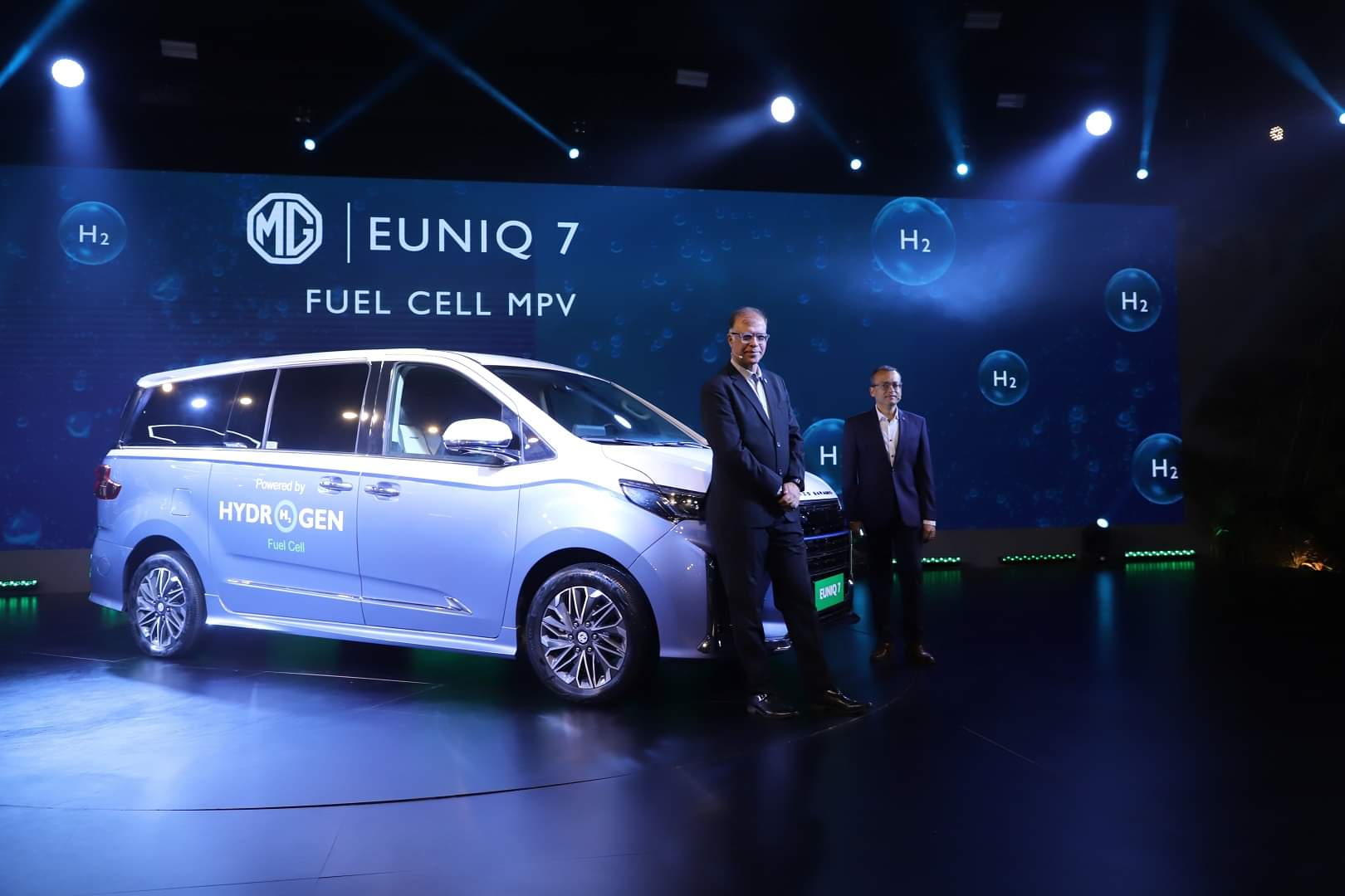 Auto Expo 2023: एमजी ने पेश की दुनिया की पहली हाइड्रोजन फ्यूल-सेल टेक्नोलॉजी वाली EUNIQ 7 MPV, 600 Km है रेंज Auto Expo 2023 MG showcases world’s first hydrogen fuel-cell MPV EUNIQ 7 Know Features Specs News in Hindi