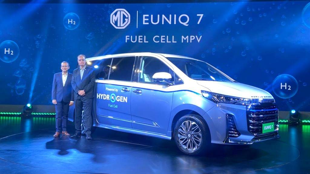 Auto Expo 2023: एमजी ने पेश की दुनिया की पहली हाइड्रोजन फ्यूल-सेल टेक्नोलॉजी वाली EUNIQ 7 MPV, 600 Km है रेंज Auto Expo 2023 MG showcases world’s first hydrogen fuel-cell MPV EUNIQ 7 Know Features Specs News in Hindi