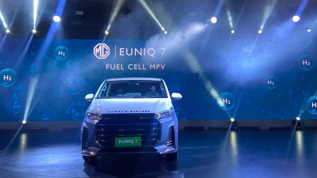 Auto Expo 2023: एमजी ने पेश की दुनिया की पहली हाइड्रोजन फ्यूल-सेल टेक्नोलॉजी वाली EUNIQ 7 MPV, 600 Km है रेंज Auto Expo 2023 MG showcases world’s first hydrogen fuel-cell MPV EUNIQ 7 Know Features Specs News in Hindi
