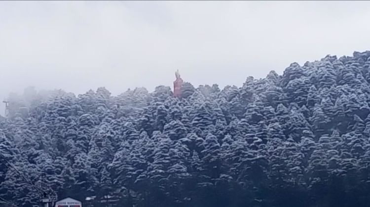 Himachal News: बर्फबारी से जनजीवन अस्त व्यस्त, 200 सड़कें बंद, 487 ट्रांसफार्मर ठप, कई क्षेत्रों में ब्लैकआउट शिमला में जाखू की पहाड़ी बर्फबारी से सफेद हो गई है।