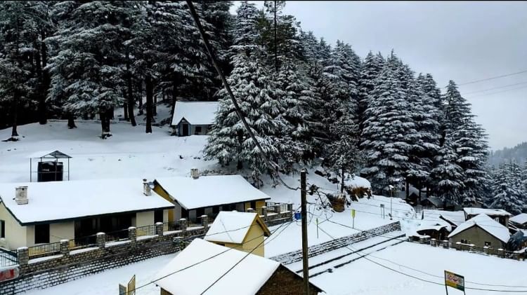 Himachal News: बर्फबारी से जनजीवन अस्त व्यस्त, 200 सड़कें बंद, 487 ट्रांसफार्मर ठप, कई क्षेत्रों में ब्लैकआउट Himachal snowfall:  200 roads blocked due to snowfall 487 electricity transformer faulted blackout in villages