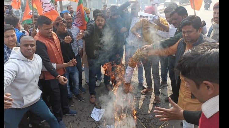 बिहार के शिक्षा मंत्री का भाजयुमो ने पुतला फूंका। राजद के खिलाफ नारेबाजी की।