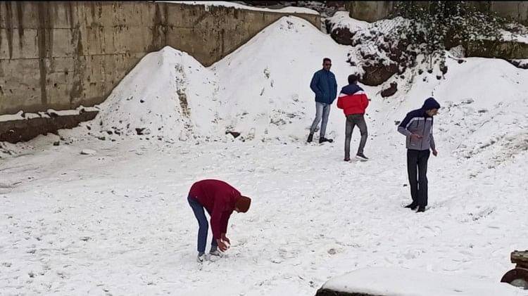 बर्फबारी से दुश्वारियां: हिमाचल में 245 सड़कें अवरुद्ध, 623 बिजली ट्रांसफार्मर ठप, कई क्षेत्रों में ब्लैकआउट snowfall in himachal prdaesh 245 road blocked 623 power transformer disrupted