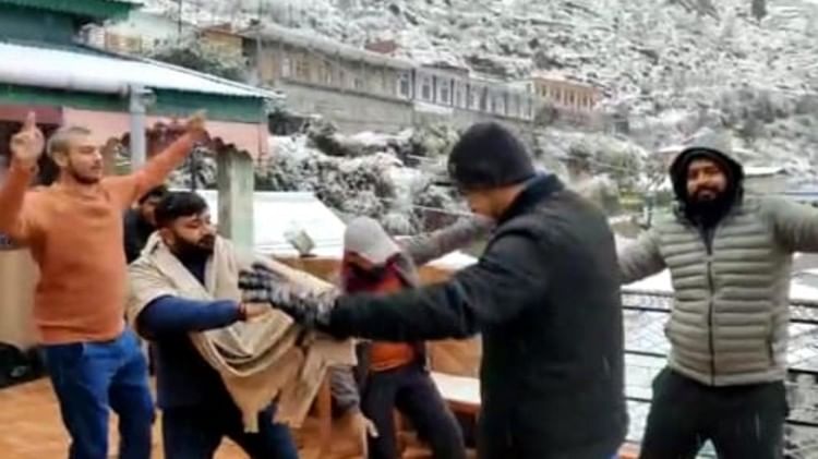 Uttarakhand Weather News: चांदी सी चमकी उत्तराखंड की पहाड़ियां, बर्फबारी देख झूमे पर्यटक, देखें तस्वीरें उत्तरकाशी में बर्फबारी में झूमते पर्यटक