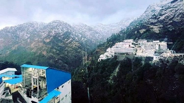 Jammu Kashmir Snowfall In Vaishno Devi Mata Complex Increased The