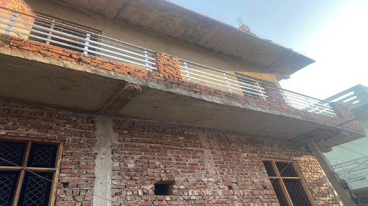 राजमिस्त्री के प्यार में पागल: बेवफा पत्नी ने प्रेमी संग पति को मारकर टैंक में चिनवाया, दी रूह कंपाने वाली मौत हत्या के बाद इसी घर में दबाया शव