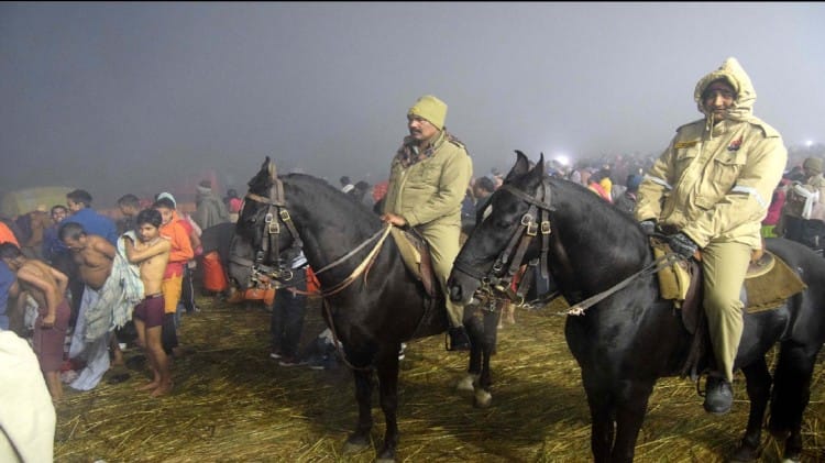 Magh Mela : मकर संक्रांति पर संगम तट पर तैनात घुड़सवार सिपाही।