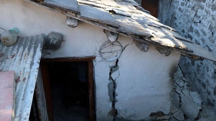 Joshimath Is Sinking: कहां से आ रहा है जोशीमठ में पानी, अभी रहस्य तक नहीं पहुंच पाए वैज्ञानिक, पढ़ें ये अपडेट घरों में पड़ी दरारें