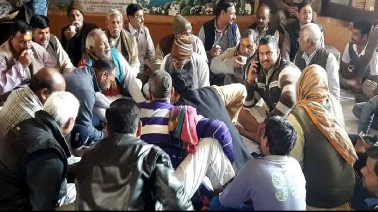 BankeBihari Corridor: तेज होने लगी नया मंदिर बनाने की मांग, समर्थन जुटा रहे सेवायत, सात बार बदल चुका है स्थान कॉरिडोर के विरोध में बैठक करते लोग