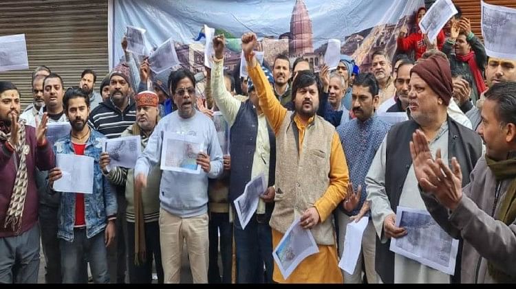 BankeBihari Corridor: तेज होने लगी नया मंदिर बनाने की मांग, समर्थन जुटा रहे सेवायत, सात बार बदल चुका है स्थान कॉरिडोर के विरोध में नक्शा जलाया