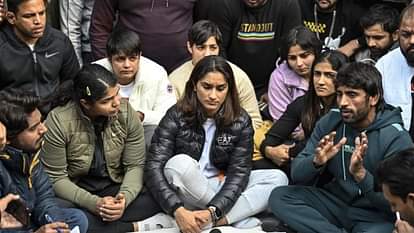 Wrestlers Protest: 'प्रदर्शन में पहलवानों ने नहीं बोली अभद्र भाषा', कोर्ट में पुलिस ने पेश की स्टेटस रिपोर्ट Delhi Police filed a status report in court says wrestlers did not speak abusive language in demonstration