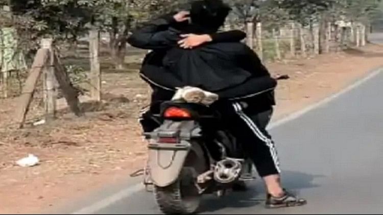 चलती बाइक पर रोमांस, VIDEO: लड़के को गले लगाए टंकी पर बैठकर घूमने निकली लड़की, दोस्त बनाते रहे वीडियो video of boy-girl romance on moving bike in chhattisgarh bhilai