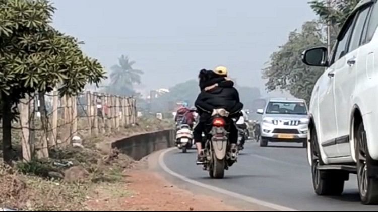 चलती बाइक पर रोमांस, VIDEO: लड़के को गले लगाए टंकी पर बैठकर घूमने निकली लड़की, दोस्त बनाते रहे वीडियो video of boy-girl romance on moving bike in chhattisgarh bhilai