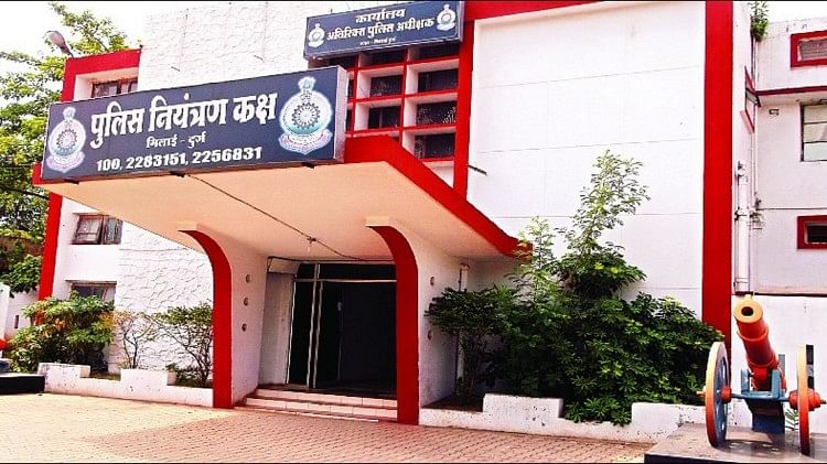 चलती बाइक पर रोमांस, VIDEO: लड़के को गले लगाए टंकी पर बैठकर घूमने निकली लड़की, दोस्त बनाते रहे वीडियो video of boy-girl romance on moving bike in chhattisgarh bhilai