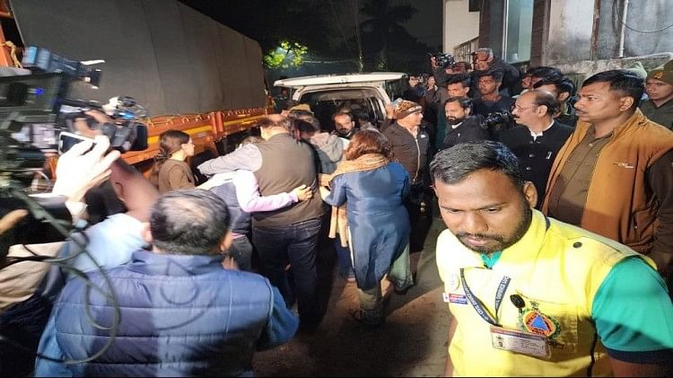 Lucknow Building Collapse: कम पड़ गए प्रशासन के संसाधन, हर तरफ चीख पुकार; तस्वीरों में देखें दर्दनाक हादसा घायलों को एंबुलेंस से अस्पताल ले जाते लोग