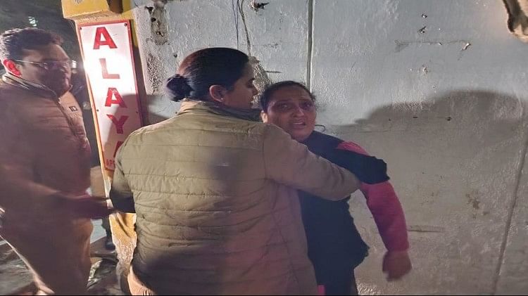 Lucknow Building Collapse: कम पड़ गए प्रशासन के संसाधन, हर तरफ चीख पुकार; तस्वीरों में देखें दर्दनाक हादसा हादसे के बाद अपनों की तलाश में महिला