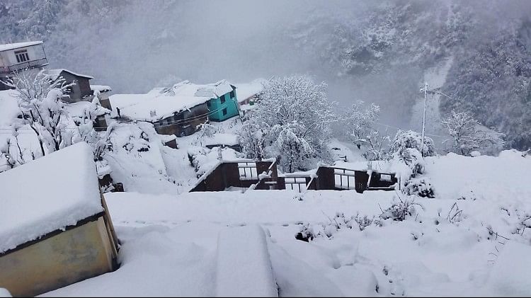 Himachal Snowfall: बर्फबारी से जनजीवन अस्तव्यस्त, चंबा में 793 ट्रांसफार्मर ठप, अंधेरे में डूबे सैंकड़ों गांव Snowfall In Himachal Prdaesh 262 Road Blocked 889 Power Transformer and 29 Water Supply Schemes Disrupted