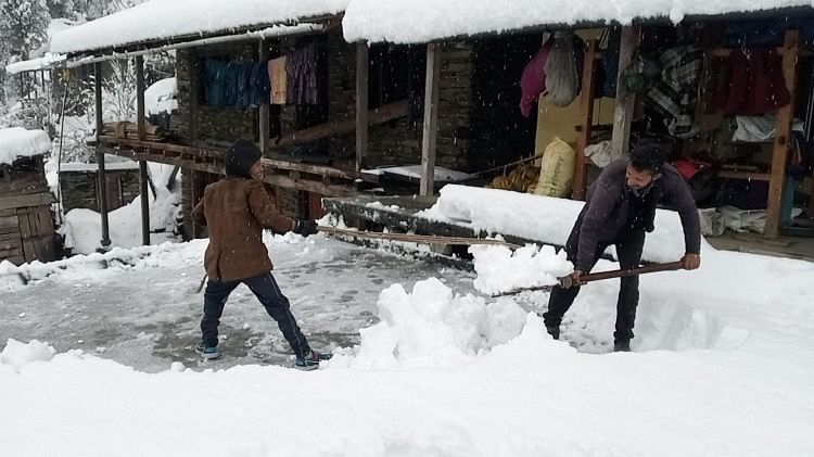 Himachal Snowfall: बर्फबारी से जनजीवन अस्तव्यस्त, चंबा में 793 ट्रांसफार्मर ठप, अंधेरे में डूबे सैंकड़ों गांव Snowfall In Himachal Prdaesh 262 Road Blocked 889 Power Transformer and 29 Water Supply Schemes Disrupted