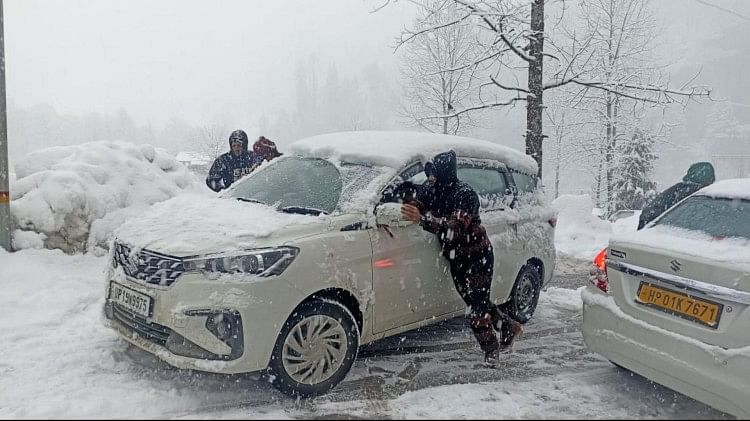 Himachal Snowfall: बर्फबारी से जनजीवन अस्तव्यस्त, चंबा में 793 ट्रांसफार्मर ठप, अंधेरे में डूबे सैंकड़ों गांव हिमाचल में बारिश और बर्फबारी का दौर लगातार जारी, नेशनल हाईवे सहित 793 ट्रांसफार्मर ठप
