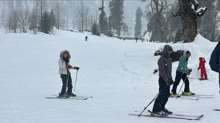Himachal Snowfall: बर्फबारी से जनजीवन अस्तव्यस्त, चंबा में 793 ट्रांसफार्मर ठप, अंधेरे में डूबे सैंकड़ों गांव Snowfall In Himachal Prdaesh 262 Road Blocked 889 Power Transformer and 29 Water Supply Schemes Disrupted