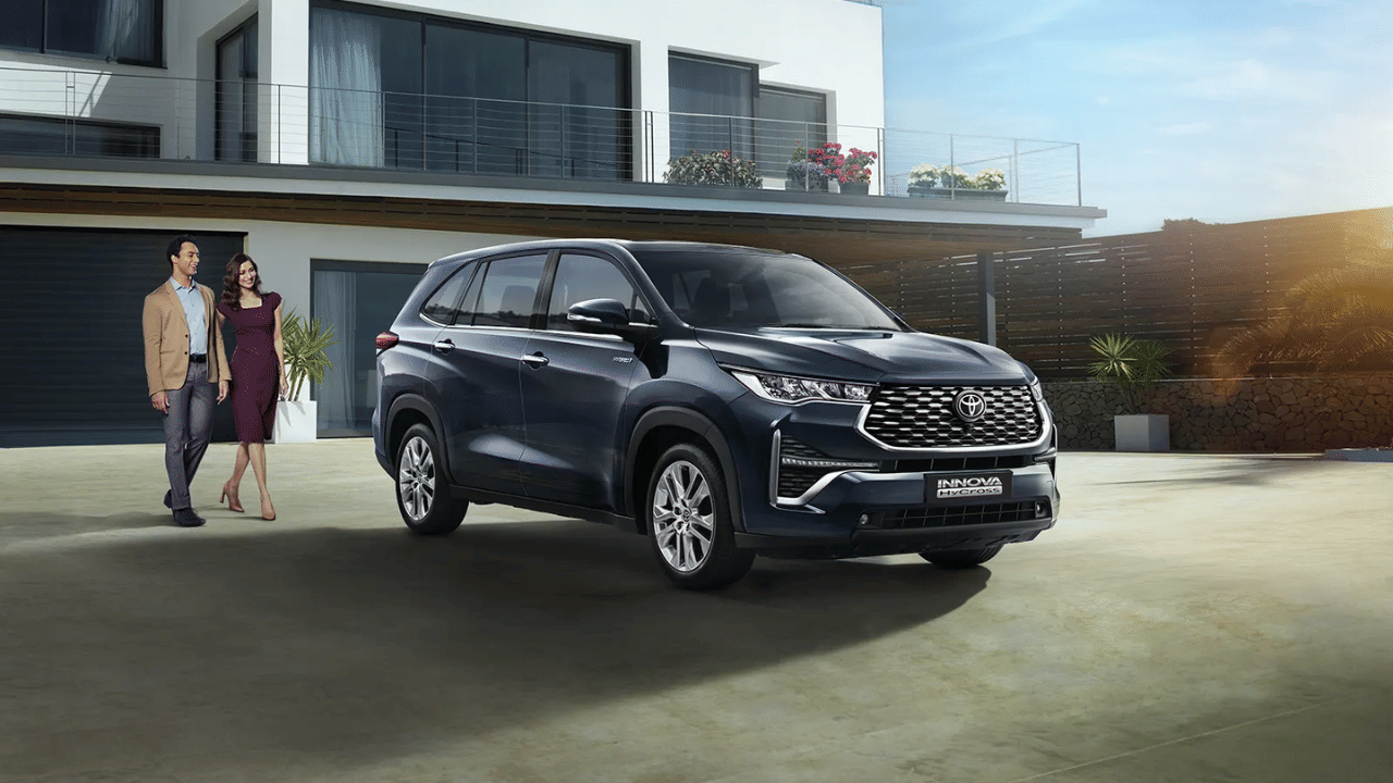 Toyota Innova Hycross: टोयोटा इनोवा हाईक्रॉस के इन वैरिएंट्स की बुकिंग रोकी गई, कंपनी ने बताई यह वजह Toyota Kirloskar Motor temporarily halts booking of some variants of Innova Hycross