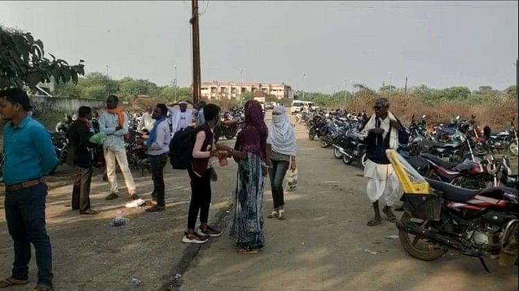 'एकलव्य स्कूल में अराजक तत्वों का जमावड़ा': परिजनों ने दिया धरना, बोले- बच्चों की सुरक्षा खतरे में, घर ले गए परिजन अपने बच्चों को स्कूल से घर लेकर चले गए।