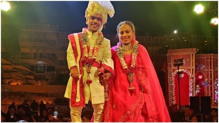Unique Wedding: तीन फीट के दूल्हा-दुल्हन ने लिए सात फेरे, देखें 'मिनी कपल' की शादी की तस्वीरें हाइट तीन फीट सात इंज के करीब है।