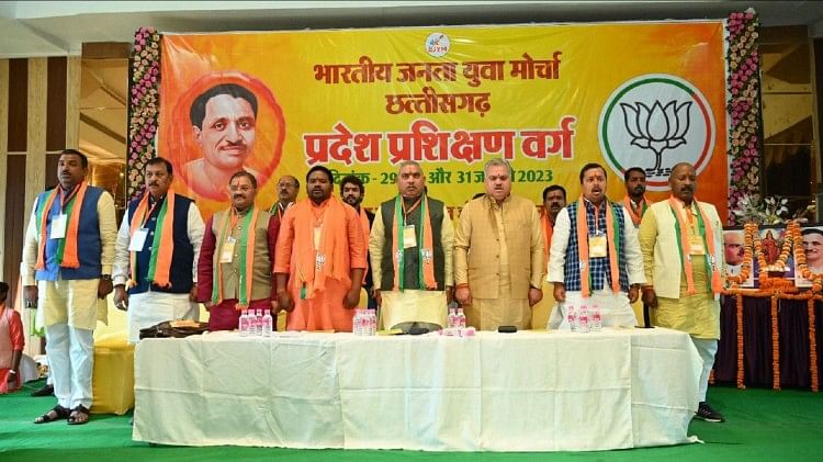Rajnandgaon: भाजपा महामंत्री चुग बोले- राहुल गांधी की भगवान राम से तुलना रविंद्र चौबे की बुद्धि पर प्रश्नचिन्ह भाजयुमो के प्रशिक्षण शिविर में मौजूद पदाधिकारी।