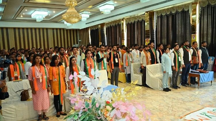 Rajnandgaon: भाजपा महामंत्री चुग बोले- राहुल गांधी की भगवान राम से तुलना रविंद्र चौबे की बुद्धि पर प्रश्नचिन्ह भाजयुमो के प्रशिक्षण कार्यक्रम में कार्यकर्ता।