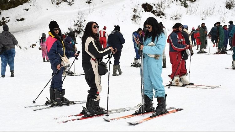 Himachal Weather: लाहौल और किन्नौर में भारी बर्फबारी, दो हिमखंड गिरे, चिनाब नदी का रुका बहाव कुफरी में हुई बर्फबारी के बाद स्कीइंग करते सैलानी।