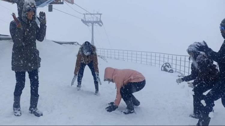 Snowfall In Auli: औली में भारी बर्फबारी के बीच जमकर झूमे पर्यटक, खूब की मौज-मस्ती, देखें तस्वीरें औली में बर्फबारी का लुत्फ उठाते पर्यटक