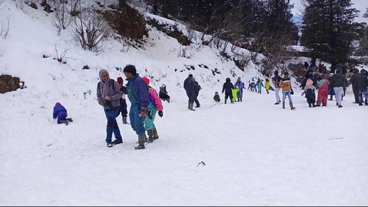 Himachal Weather: कुफरी, नारकंडा, रोहतांग में ताजा बर्फबारी, पर्यटकों ने की खूब मस्ती Himachal Weather Update 481 Road Blocked 2223 Power Transformer And 19 Water Supply Schemes Disrupted