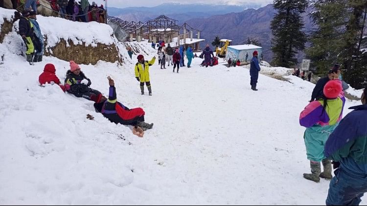 Himachal Weather: कुफरी, नारकंडा, रोहतांग में ताजा बर्फबारी, पर्यटकों ने की खूब मस्ती Himachal Weather Update 481 Road Blocked 2223 Power Transformer And 19 Water Supply Schemes Disrupted