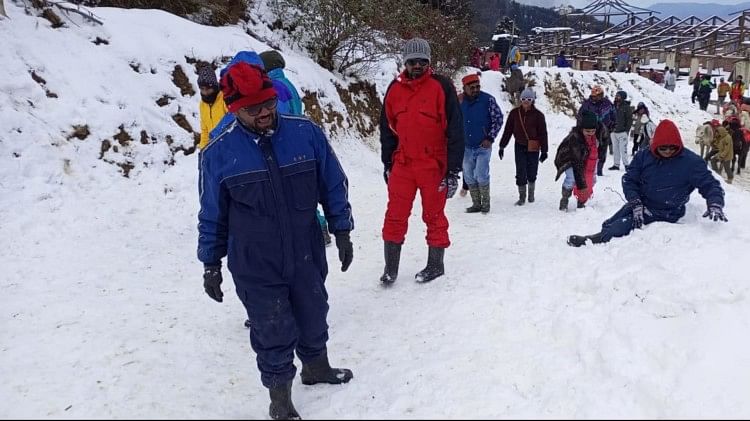 Himachal Weather: कुफरी, नारकंडा, रोहतांग में ताजा बर्फबारी, पर्यटकों ने की खूब मस्ती Himachal Weather Update 481 Road Blocked 2223 Power Transformer And 19 Water Supply Schemes Disrupted