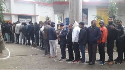 भोजीपुरा में मतदान के लिए लगी लंबी लाइन
