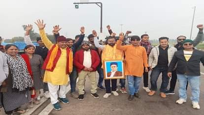 Aligarh News: एएमयू में जिन्ना की जगह वीर सावरकर की तस्वीर लगाने पहुंची हिंदू महासभा, पुलिस ने रोका Hindu Mahasabha arrives at AMU to replace Jinnah picture with Veer Savarkar