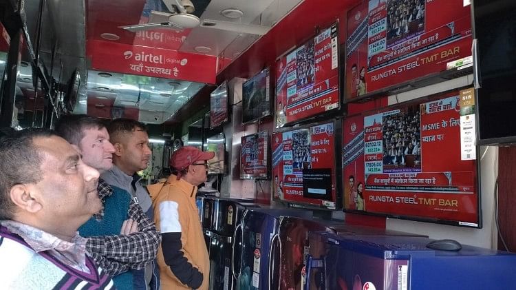 Budget 2023: सीएम धामी ने कहा- शानदार बजट पेश करने के लिए वित्त मंत्री को बधाई, हरीश रावत की जानें प्रतिक्रिया बजट देखते लोग।