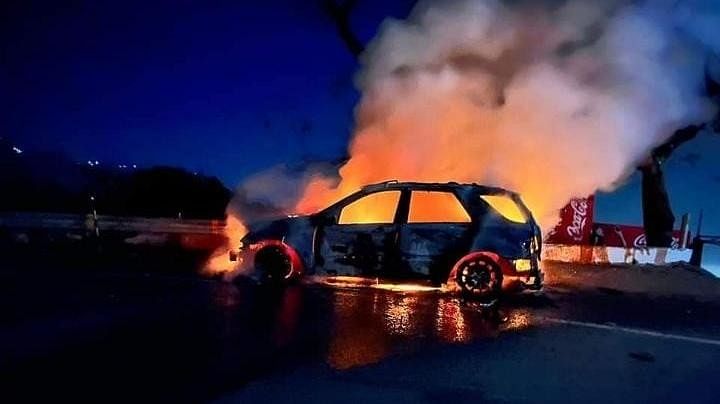 Mussoorie: घूमने आए हरियाणा के पर्यटकों की मर्सिडीज में लगी भीषण आग, लपटें देख मची अफरा-तफरी, तस्वीरें मसूरी में पर्यटकों की कार में लगी आग