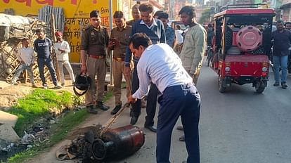 राठ में नाली से लीकेज गैस सिलिंडर निकालकर धुलते गैस एजेंसी के कर्मचारी
