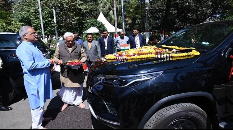 सीएम भूपेश की नई सवारी: काफिले में शामिल हुईं ये स्पेशल कारें, जानें खास नंबर प्लेट का गणित और चुनावी मायने कारों की विधि विधान से पूजा करते सीएम भूपेश बघेल
