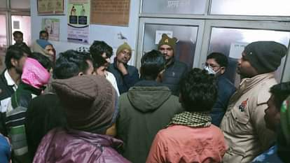 Kushinagar News: सीएचसी में नवजात की मौत पर परिजनों ने किया हंगामा hangama over death of infant in chc