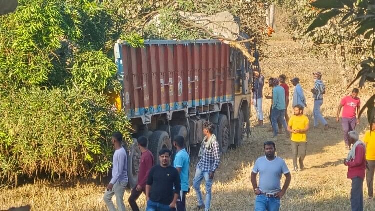 छत्तीसगढ़ में हादसा, सात छात्रों की मौत: स्कूल से बच्चों को लेकर लौट रहे ऑटो को ट्रक ने मारी टक्कर, दो गंभीर ट्रक टक्कर के बाद अपने साथ आम का पेड़ तक उखाड़ ले गया।