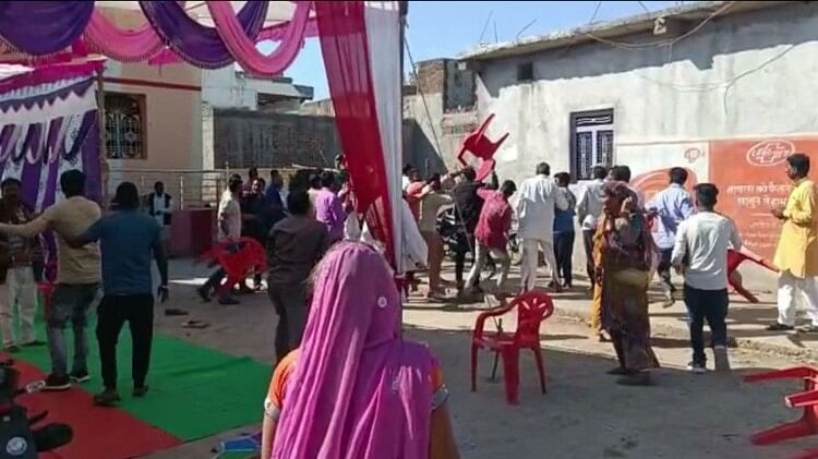 खंडवा में विकास यात्रा के दौरान सभा की कुर्सियां इधर उधर फेंकते स्थानीय
